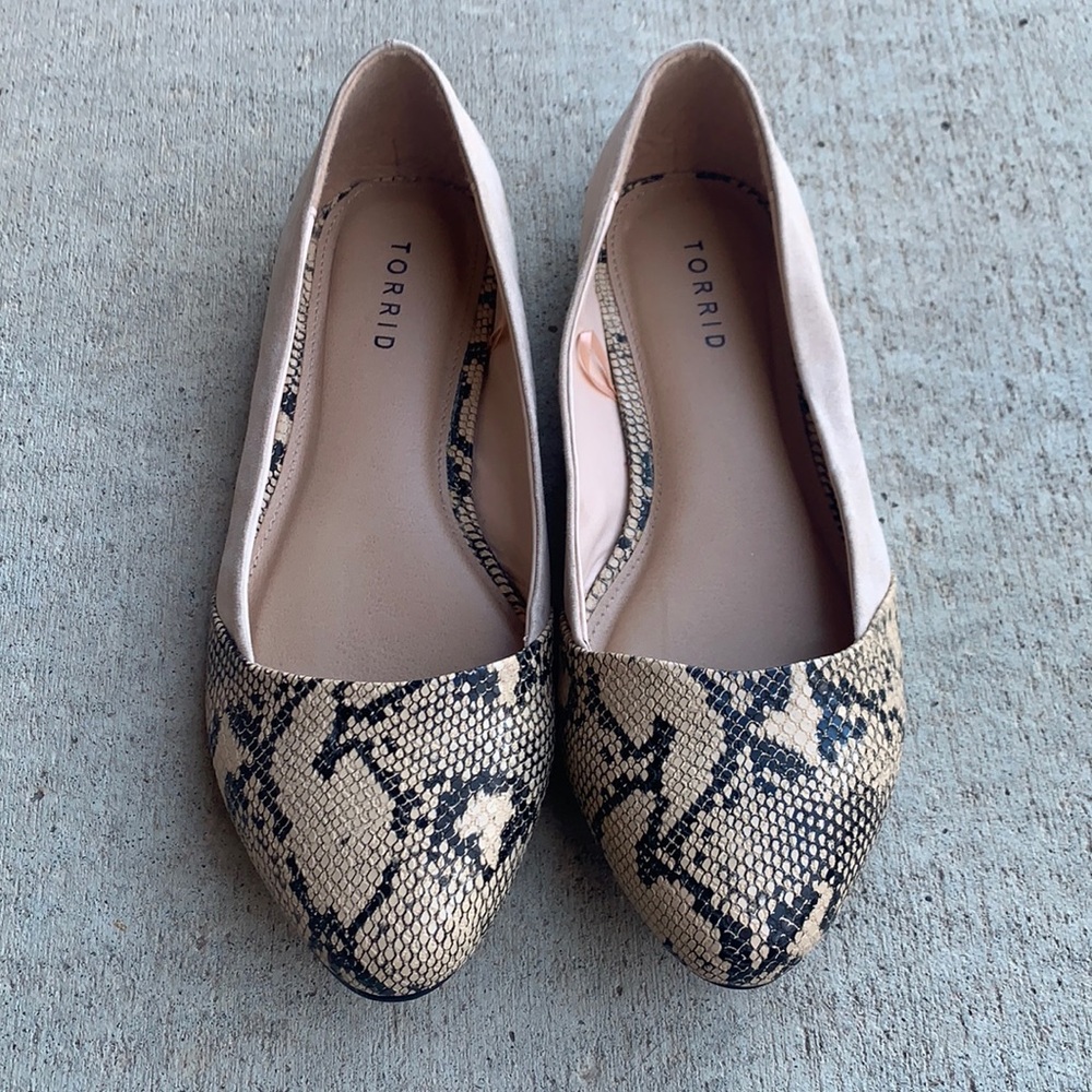 Torrid size 10W snake skin flats